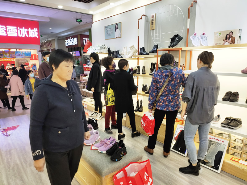 鞋子品牌加盟-現(xiàn)在鞋子品牌特別多，選擇哪個(gè)加盟更具有吸引力呢？