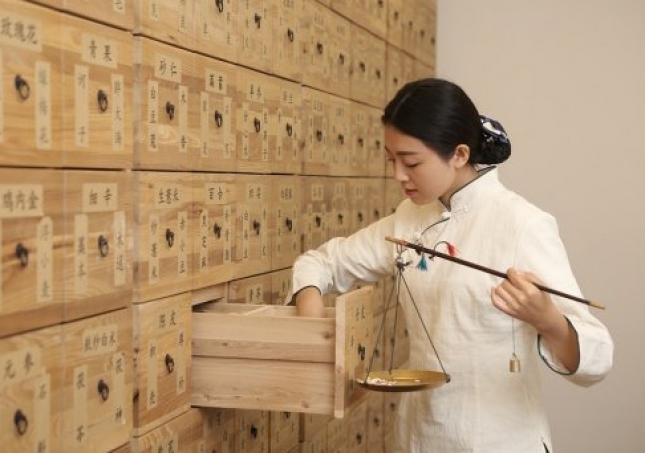 艾葉泡腳能治風(fēng)濕嗎-請問用艾葉煮水泡腳對膝關(guān)節(jié)風(fēng)濕和骨質(zhì)增生有沒有緩解