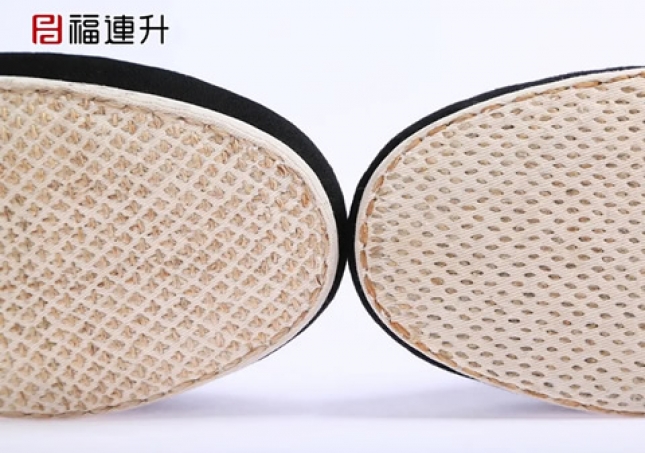 千層底布鞋 中國(guó)風(fēng)手工布鞋介紹 爺爺?shù)臓敔敹荚诖┧?/></a></div>
                <div   id=